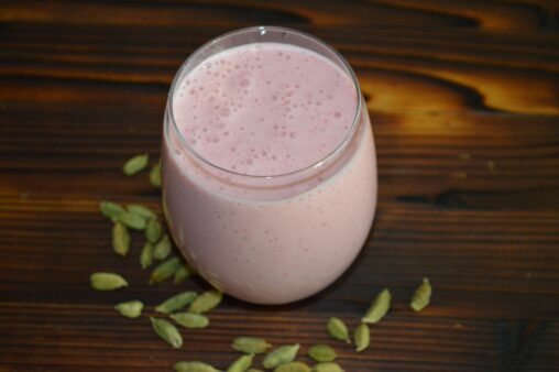 Erdbeer-Kardamom-Lassi