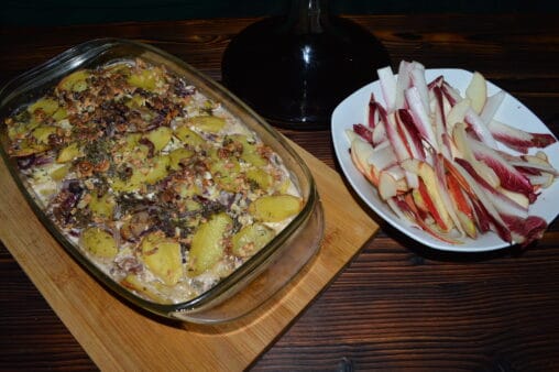 Brie-Kartoffel-Auflauf mit Apfel-Chicoree Salat