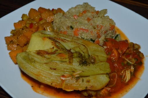 Fenchel auf Tomatenbeet mit Kürbisgemüse und Quinoa