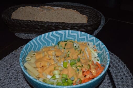 Thai-Salat mit Erdnusssauce.