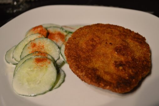 Linsenschnitzel mit Gurkensalat