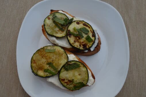Bruschetta mit Zucchini und Ricotta Creme