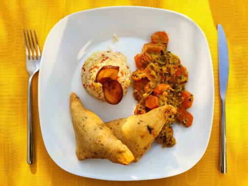 Samosas mit Apfelreis und Karottencurry